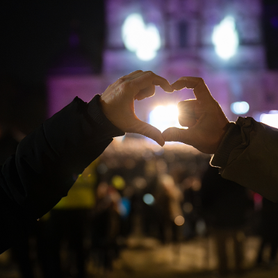 Hände formen ein Herz