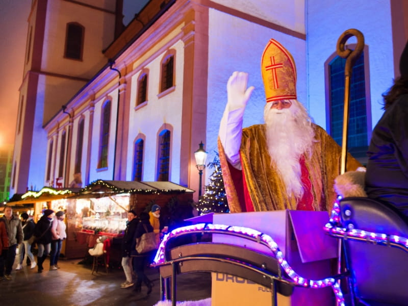 Nikolaus auf dem Fuldaer Weihnachtsmarkt